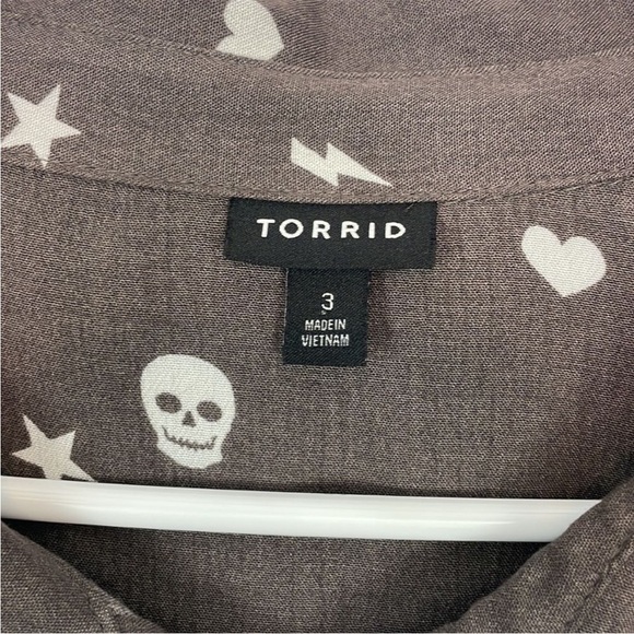 Torrid Dark Gray Lizzie Button Down Blouse with Skulls, Hearts, Stars. Size 3X. - Picture 6 of 12